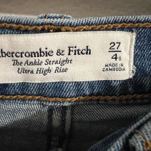 Abercrombie & Fitch Ultra High Rise Ankle Straight Jean - 4S - Picture 6 of 6